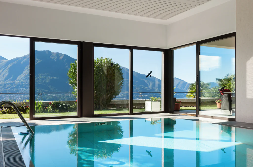 Hallenbad mit Blick auf Berge Hallenbad mit Blick auf Berge
